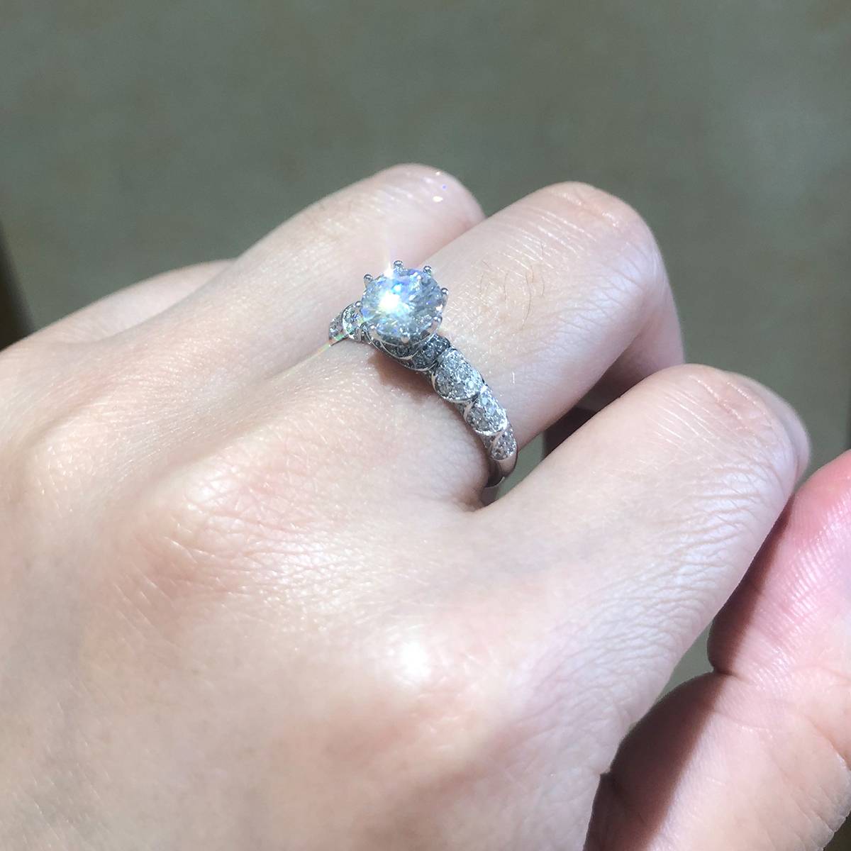 轻奢六爪女戒S925银镀白金定制选款主石莫桑钻1.0ct/副石高碳钻